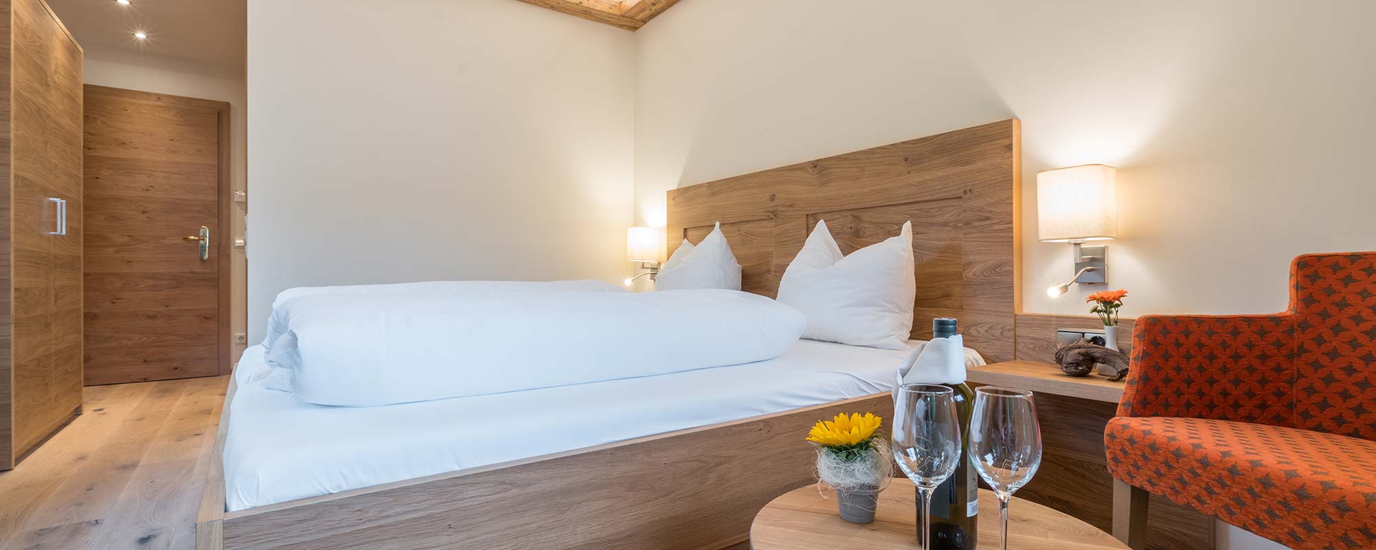Warm eingerichtetes Zimmer mit maßgefertigtem Kopfteil und Nachtkästchen